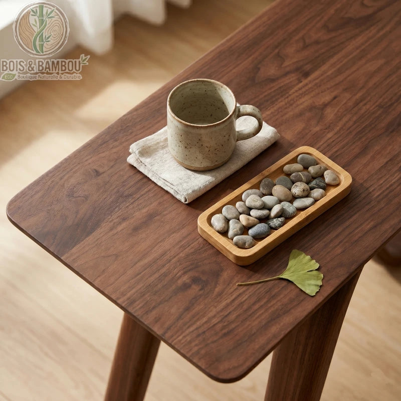 Console en Noyer Massif Artisanale situation 3. Vue rapprochée du plateau en bois de noyer massif, accueillant une tasse en céramique sur un linge et un petit plateau de galets décoratifs.