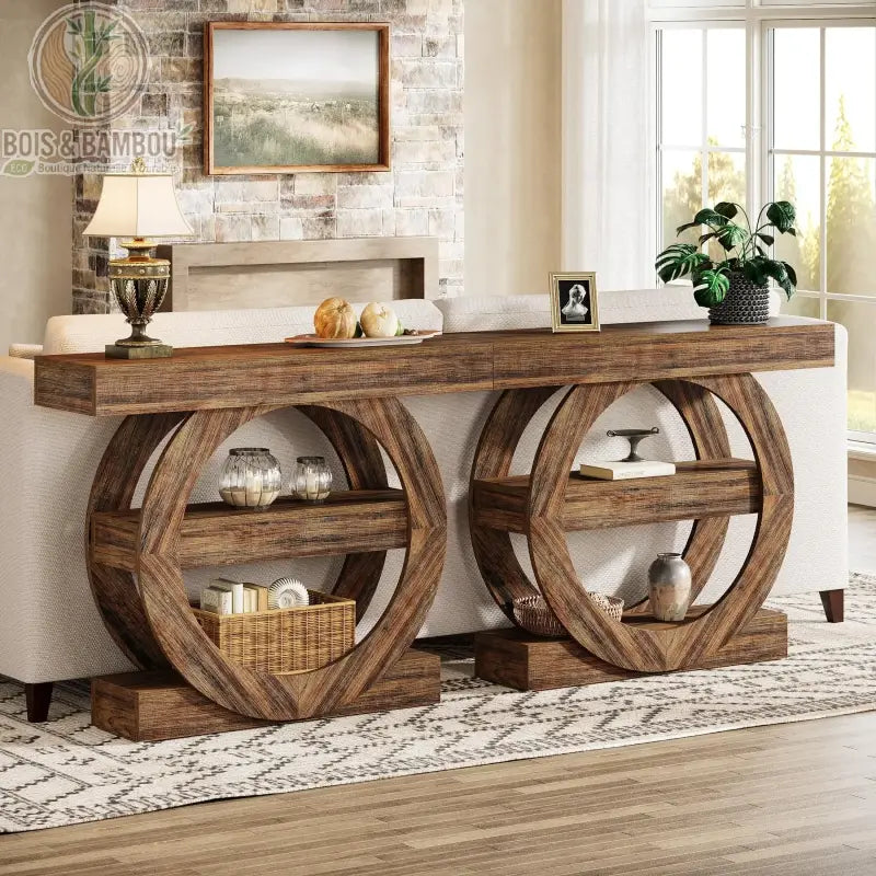 Console en bois massif d entree style farmhouse 2. Longue console de salon en bois massif avec deux pieds circulaires sculpturaux, servant de séparation élégante derrière un canapé dans un intérieur rustique.