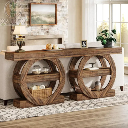 Console en bois massif d entree style farmhouse 2. Longue console de salon en bois massif avec deux pieds circulaires sculpturaux, servant de séparation élégante derrière un canapé dans un intérieur rustique.
