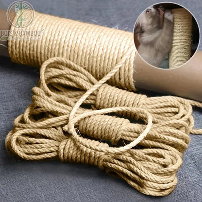 Corde en sisal naturel pour arbre à chat. Plusieurs écheveaux de corde en sisal naturel et un exemple de tube enroulé pour illustrer la réparation ou création d'un griffoir pour chat.