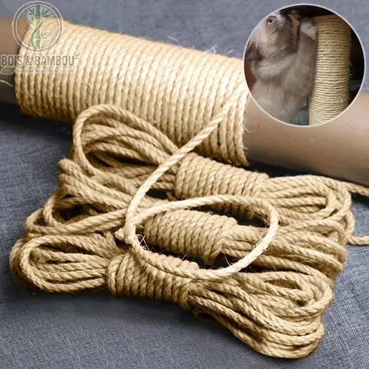 Corde en sisal naturel pour arbre à chat. Plusieurs écheveaux de corde en sisal naturel et un exemple de tube enroulé pour illustrer la réparation ou création d'un griffoir pour chat.