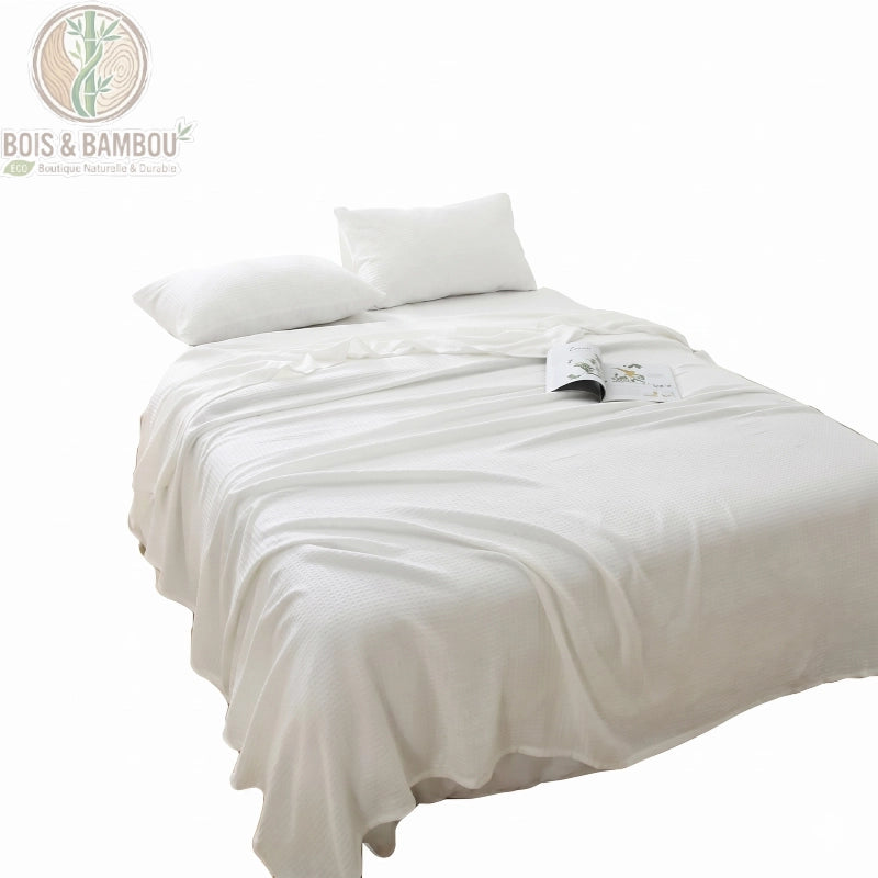 Couverture en bambou unie blanche, format adulte sur lit