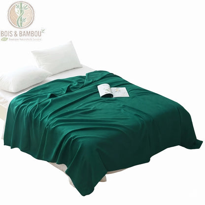 Couverture en bambou unie vert foncé, format adulte sur lit