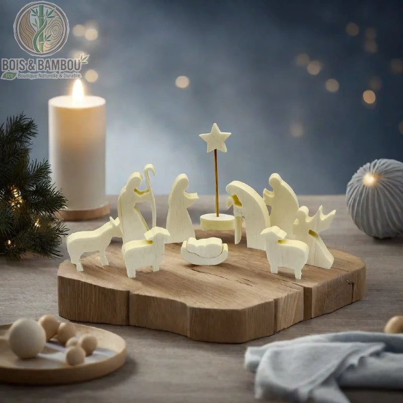 Crèche de Noël en Bois, un ensemble de figurines minimalistes sculptées dans un bois clair, disposées sur un socle en bois brut. La scène représente la nativité avec des silhouettes épurées, entourées d'une décoration hivernale douce et d'une bougie allumée en arrière-plan.