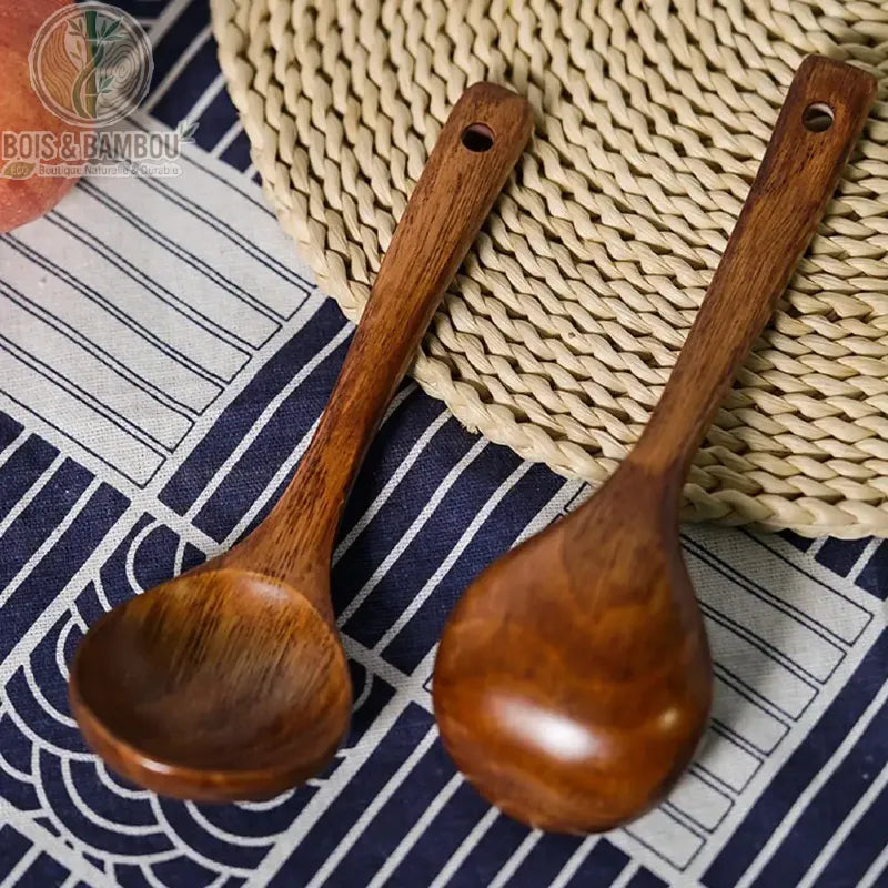 Cuillere longue bois coreenne, paire de cuilleres en bois fonce posees sur set tisse bleu et beige. Bois et Bambou Eco.