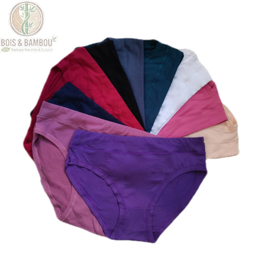 Culotte hipster en fibre de bambou grande taille. Un assortiment de culottes colorées disposées en éventail sur fond blanc, incluant des teintes de violet, rose, bleu, noir et blanc.