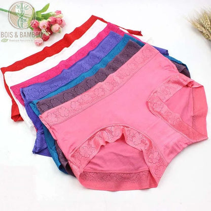 Culotte taille basse en fibre de bambou avec dentelle. Lot de culottes colorées empilées (rose, violet, bleu, blanc, rouge) avec de larges bordures en dentelle florale délicate.