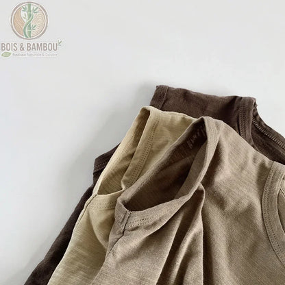 Détail encolure débardeur bébé bambou sans manches