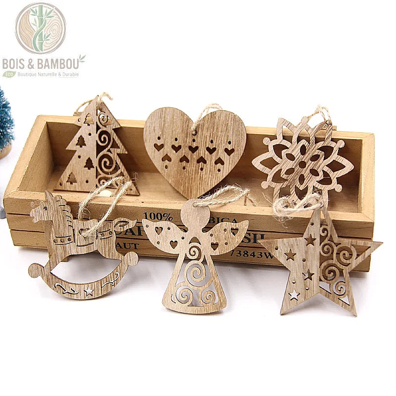 Décorations de Noël en Bois, un assortiment de figurines festives en bois clair découpé, incluant des formes de sapins, d'étoiles et de flocons de neige. L'ensemble est présenté avec des bobines de ficelle de jute et des perles en bois colorées, offrant tout le nécessaire pour créer des suspensions artisanales et personnalisées.