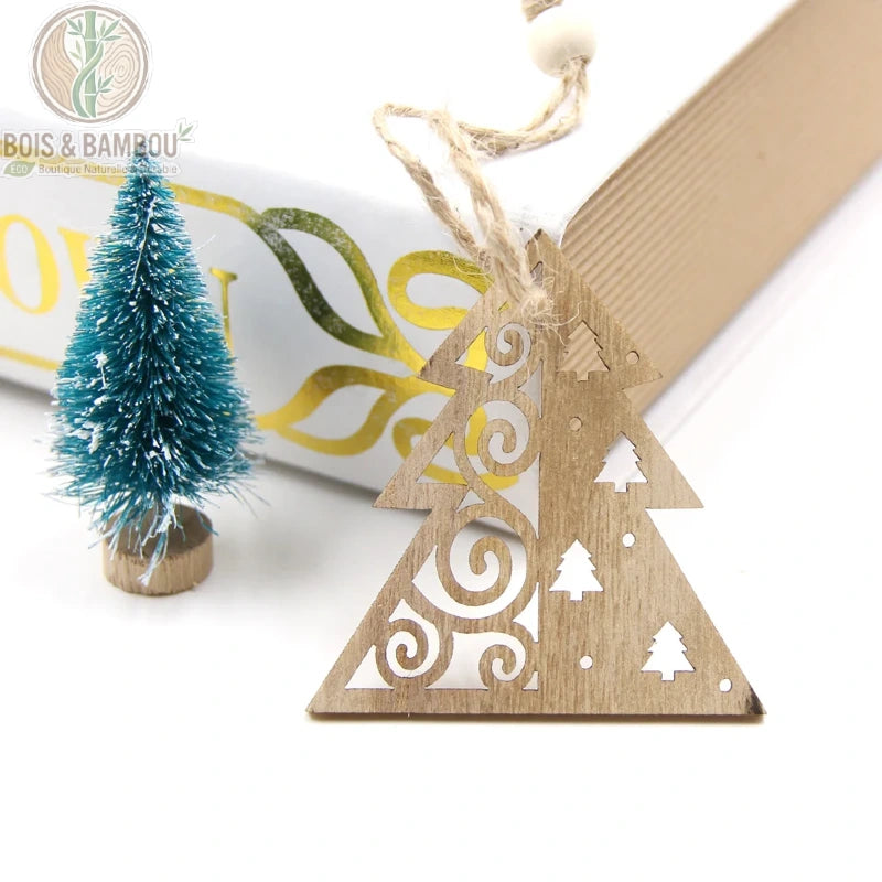 Suspension Noël bois ajouré motif sapin triangulaire arabesques avec cordon chanvre