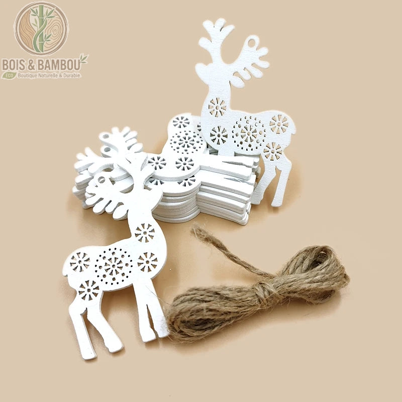 Décorations en Bois Rustiques, un ensemble de figurines de cerfs découpées dans du bois peint en blanc avec des motifs ajourés en forme de flocons de neige sur le corps, accompagnées d'une pelote de ficelle de jute naturelle pour la suspension.