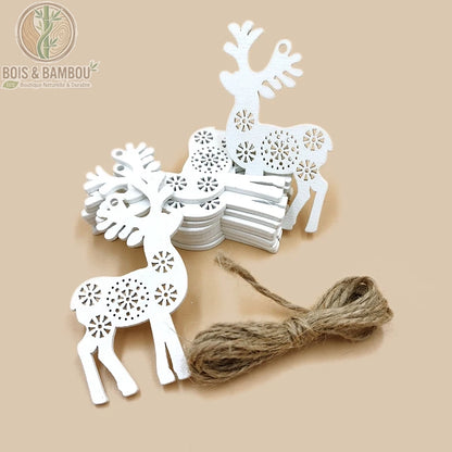 Décorations en Bois Rustiques, un ensemble de figurines de cerfs découpées dans du bois peint en blanc avec des motifs ajourés en forme de flocons de neige sur le corps, accompagnées d'une pelote de ficelle de jute naturelle pour la suspension.