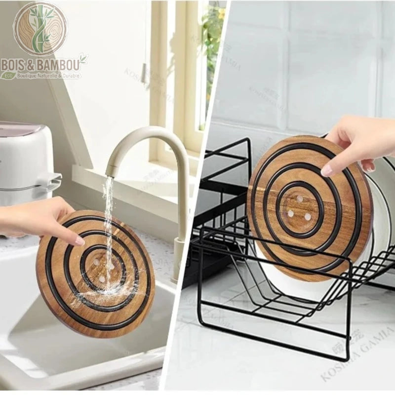 Dessous de Plat Magnétique en Bois d'Acacia posé sur grille de rangement cuisine, vue lifestyle rangement accessoires naturels