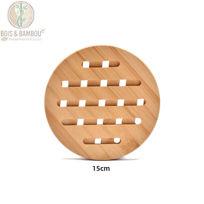 Dessous de Plat Rond en Bambou Ajouré, vue de face sur fond blanc, motif rainures géométriques ajourées, bambou naturel beige