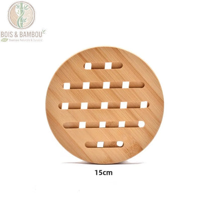 Dessous de Plat Rond en Bambou Ajouré, vue de face sur fond blanc, motif rainures géométriques ajourées, bambou naturel beige