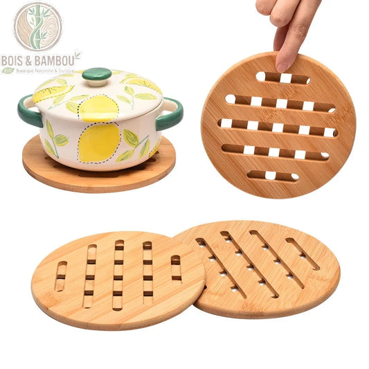 Dessous de Plat Rond en Bambou Ajouré. Trois dessous-de-plat ronds à rainures, dont un supportant une cocotte décorée de citrons, présentés sur un fond blanc. Accessoire de cuisine.