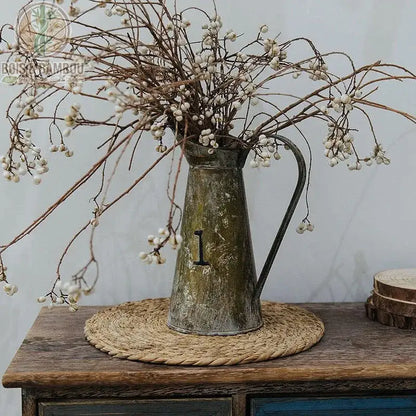 Dessous de Plat en Rotin Tressé utilisé comme napperon décoratif sur table en bois sombre avec vase et fleurs séchées