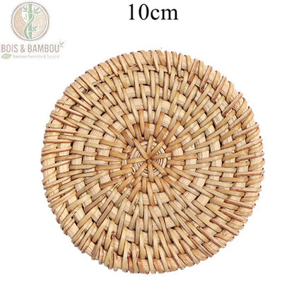 Dessous de Verre en Rotin Tissé Naturel Set Rond Bohème 3 Tailles – variante 10 cm vue du dessus, taille standard pour mugs et tasses à thé, rotin naturel beige.