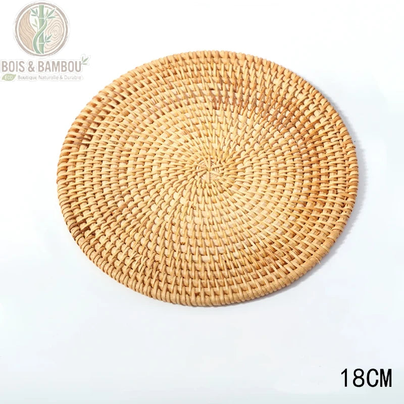 Dessous de Verre en Rotin Tissé Naturel Set Rond Bohème 3 Tailles – variante 18 cm avec dimensions, idéale pour théières, carafes et grands verres, protection thermique.