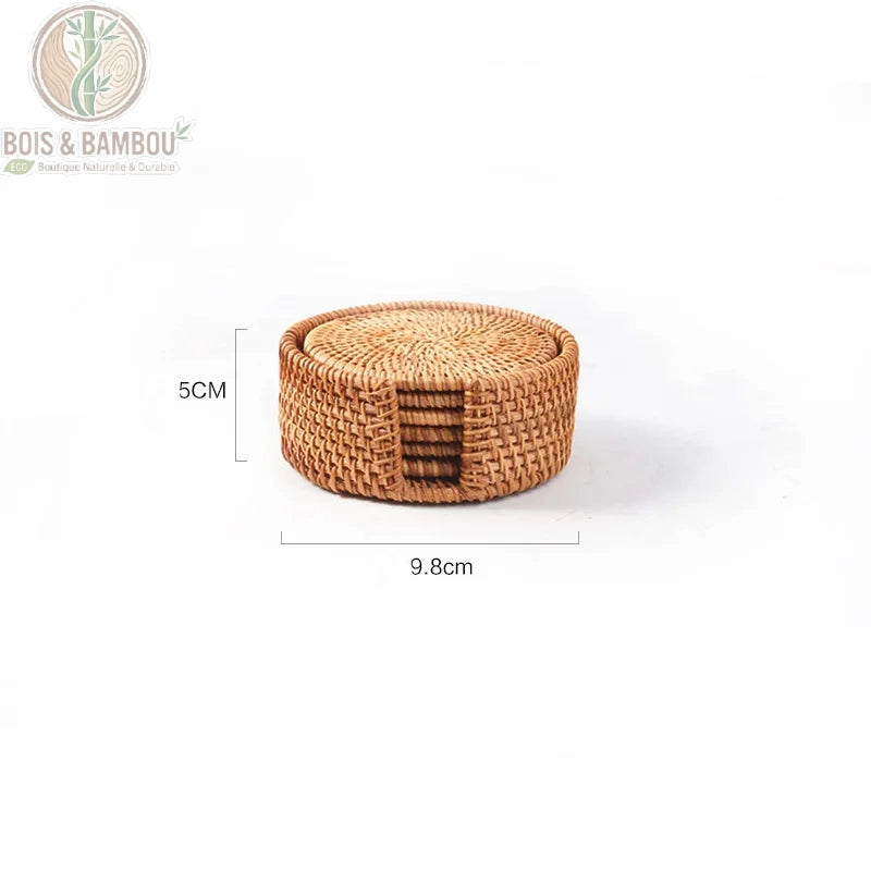 Dessous de Verre en Rotin Tissé Naturel Set Rond Bohème 3 Tailles – variante 9,8 cm avec dimensions indiquées, taille idéale pour tasses espresso et petits verres.