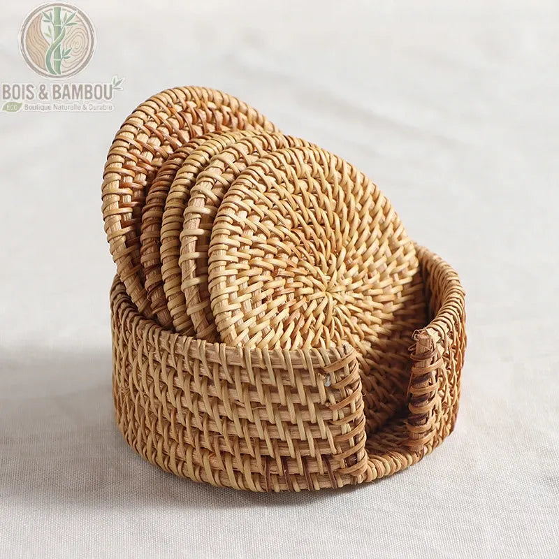 Dessous de Verre en Rotin Tissé Naturel Set Rond Bohème 3 Tailles – set de dessous de verre rotin empilés, vue de côté, tissage dense et robuste fait main.