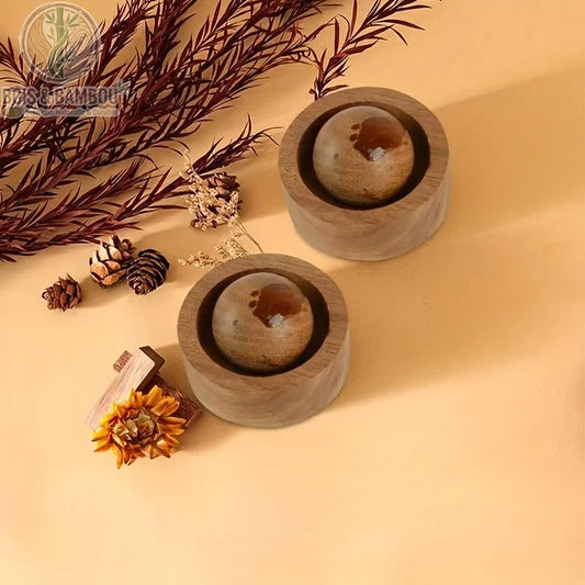 Mini diffuseur bois massif coupelle sphère, deux exemplaires posés sur surface beige, décoration naturelle