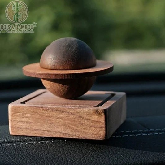 Diffuseur bois sculpté forme planète sphère anneau sur siège en cuir, format compact