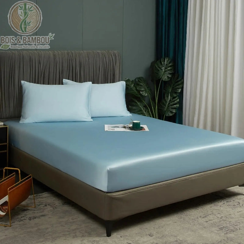 Drap-housse bambou bleu ciel sur lit simple chambre