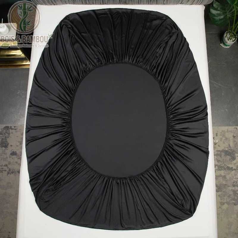 Détail de l'ourlet et de la finition du drap-housse satin bambou noir 160x200 cm