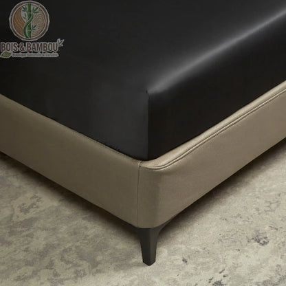Détail du tissage satin bambou noir, surface lisse et brillante