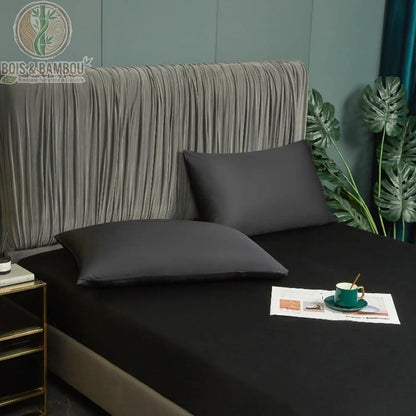 Drap-housse satin de bambou noir 180x200 cm sur lit double, tissu brillant et lisse