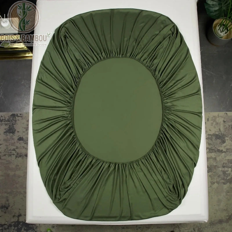 Détail du bonnet profond et de l'élastique du drap-housse satin bambou vert 180x200