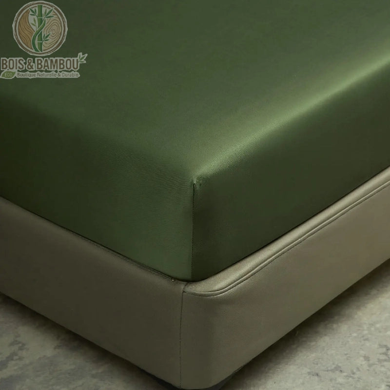 Détail du tissage satin bambou vert émeraude, surface lisse aux reflets soyeux