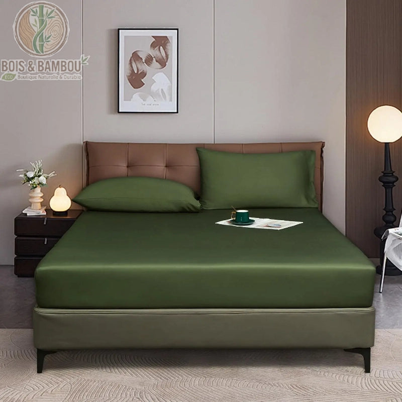 Drap-housse satin bambou vert émeraude 180x200 cm en situation sur lit double
