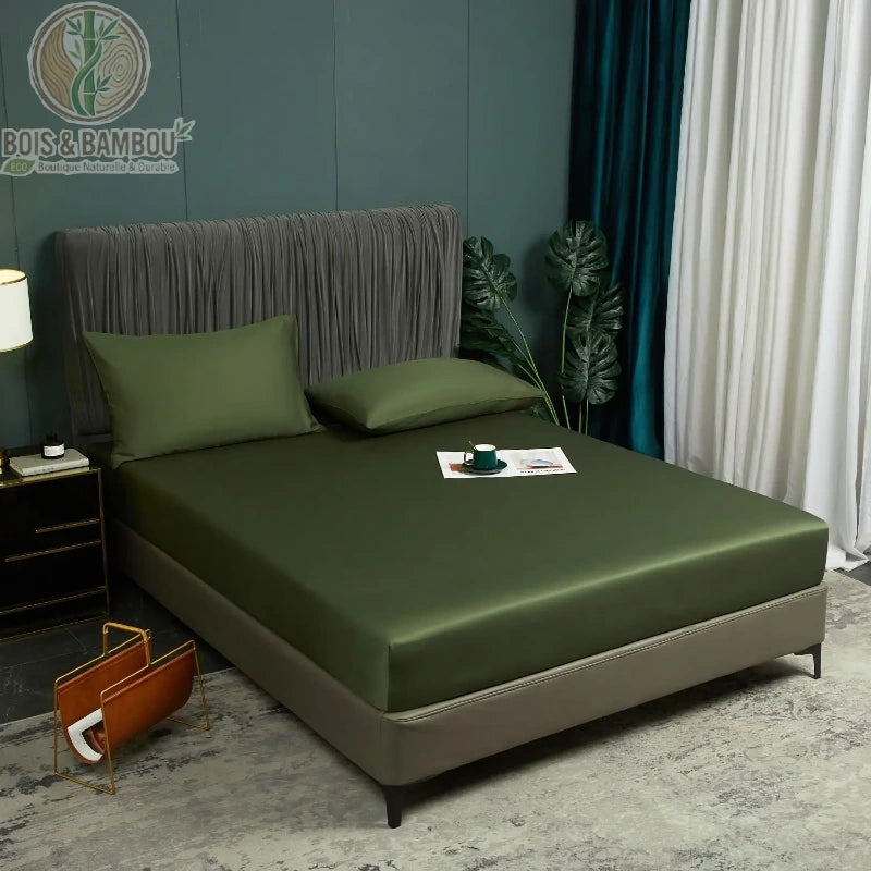 Drap-housse satin bambou vert 180x200 cm sur lit double avec oreillers assortis
