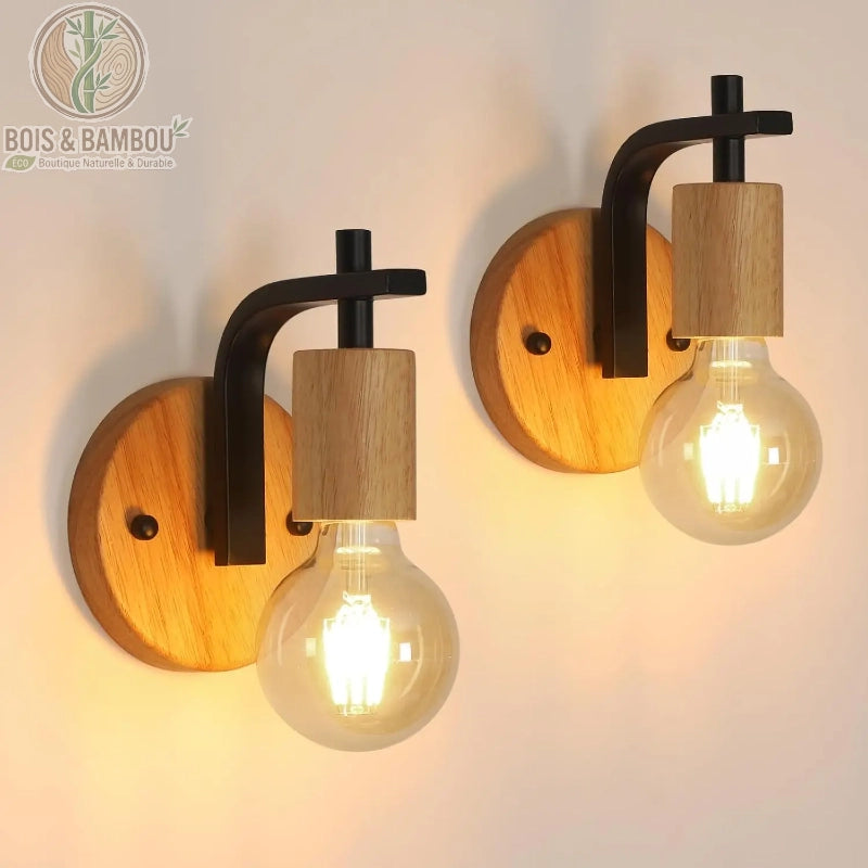 Duo d'appliques murales en bois , un ensemble de deux luminaires muraux associant des supports circulaires en bois clair et des bras en métal noir minimalistes portant des ampoules à filament apparentes.