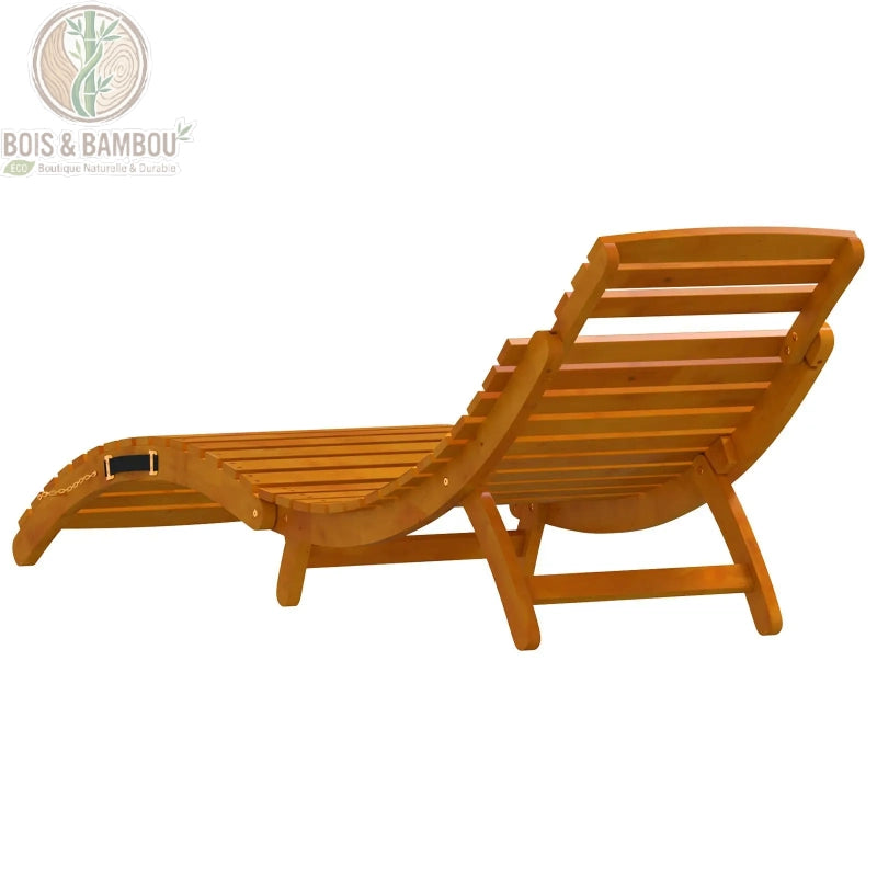 Duo de Chaises Longues en Acacia arriere. Vue arrière en plongée d'une chaise longue en lattes de bois d'acacia massif de couleur ambrée, montrant son dossier incliné et sa base sur pieds droits.