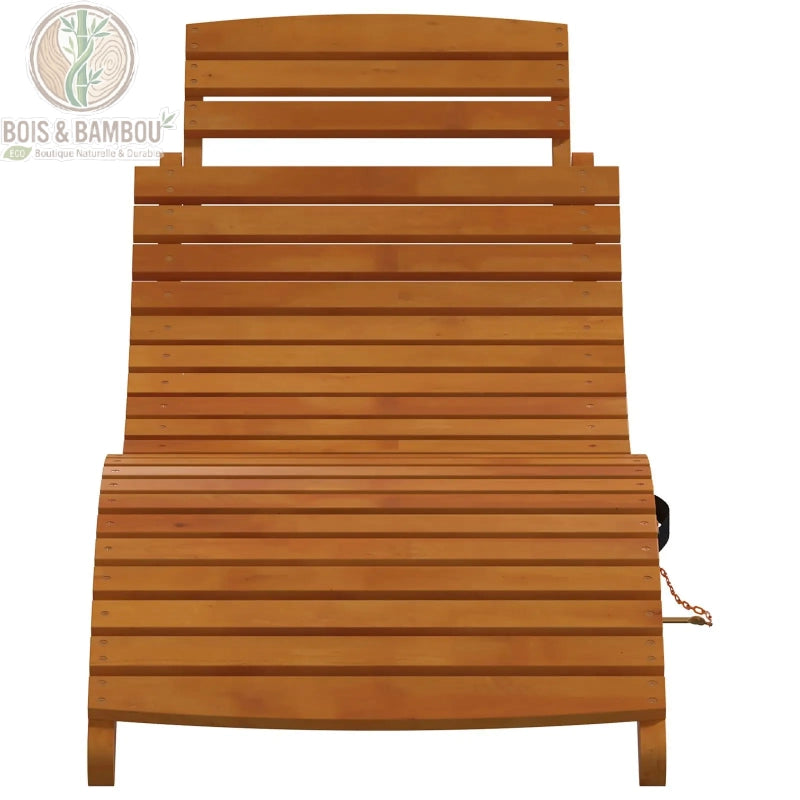 Duo de Chaises Longues en Acacia face. Vue de face d'une chaise longue en bois d'acacia massif, mettant en avant la régularité des lattes horizontales et le dossier légèrement incliné.