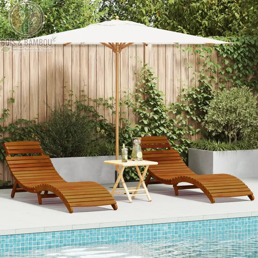 Duo de Chaises Longues en Acacia. Deux bains de soleil en bois brun courbé installés au bord d'une piscine, accompagnés d'une petite table et d'un grand parasol blanc.