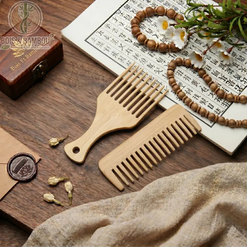 Duo de Peignes en Bambou sur table bois avec calligraphie chinoise et perles. Un peigne à dents larges et un peigne Afro pour coiffure naturelle et durable.
