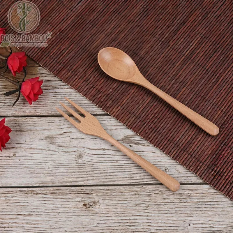 Couverts bois naturel, cuillere et fourchette artisanales sur table rustique avec set bambou, Bois et Bambou Eco