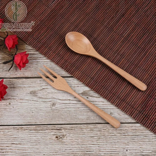 Couverts bois naturel, cuillere et fourchette artisanales sur table rustique avec set bambou, Bois et Bambou Eco
