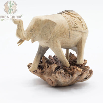 Sculpture éléphant en bois sculpté à la main, trompe relevée