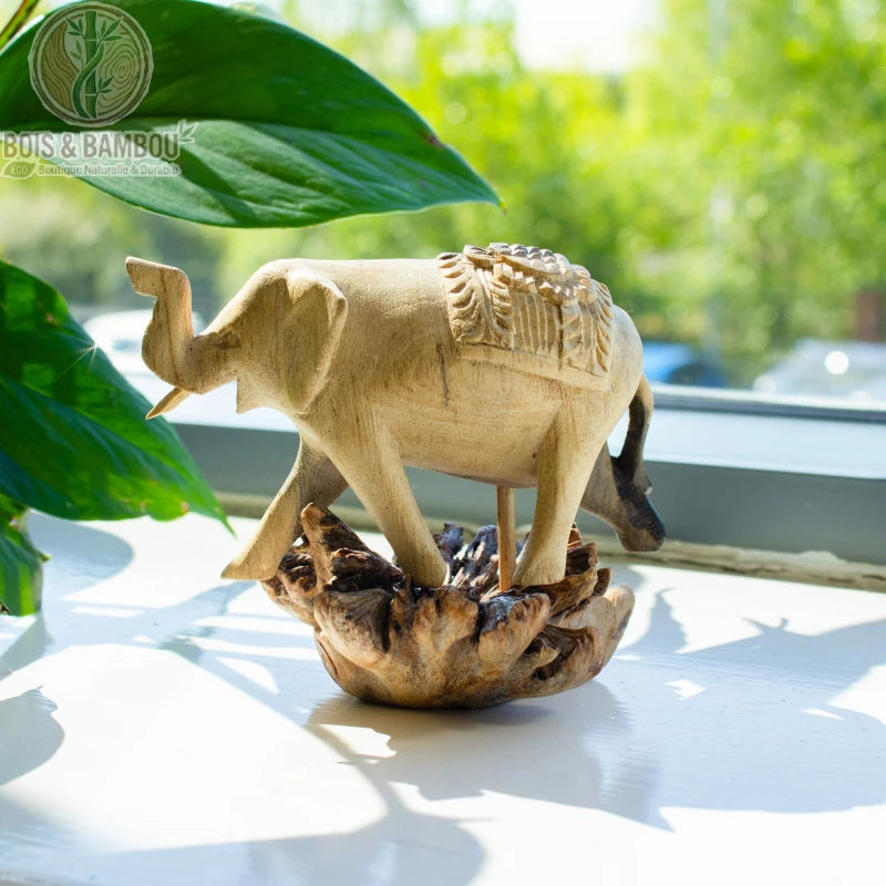 Éléphant en bois sculpté posé sur un rebord de fenêtre