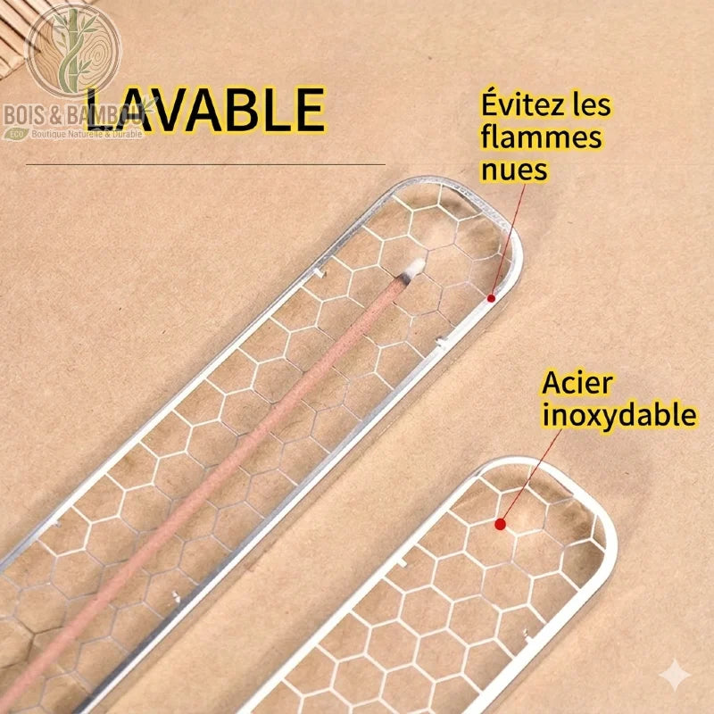 Encensoir en Bois de Santal, gros plan d'un support d'encens de style moderne doté d'une grille en maille d'acier inoxydable, sur lequel repose un bâtonnet d'encens allumé.