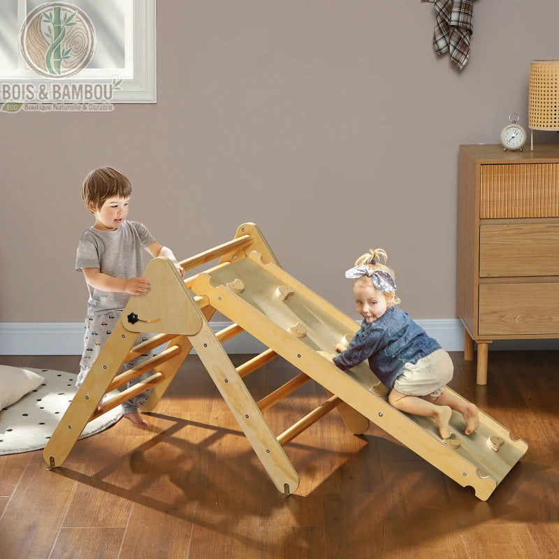 Ensemble d'Escalade 2-en-1 en Pin. Deux jeunes enfants s'amusent sur une structure de motricité en bois clair composée d'un triangle de Pikler et d'une rampe d'escalade dans une chambre.
