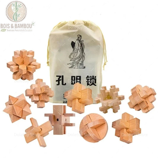 Ensemble de 10 verrous Kong Ming Luban. Assortiment de puzzles casse-tête géométriques en bois clair, de formes variées, accompagnés d'un sac de rangement en tissu avec illustration.