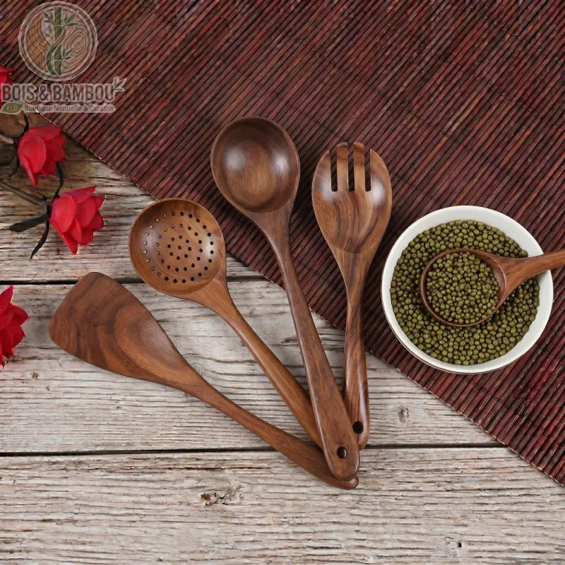 Ensemble 5 ustensiles bois naturel poses sur plan en bois avec bol et fleurs rouges, Bois et Bambou Eco