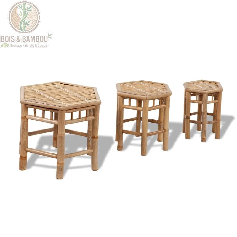 Ensemble de Tabourets en Bambou. Un lot de trois tabourets hexagonaux de tailles différentes, fabriqués en tiges de bambou naturel avec une assise lattée, présentés sur fond blanc.