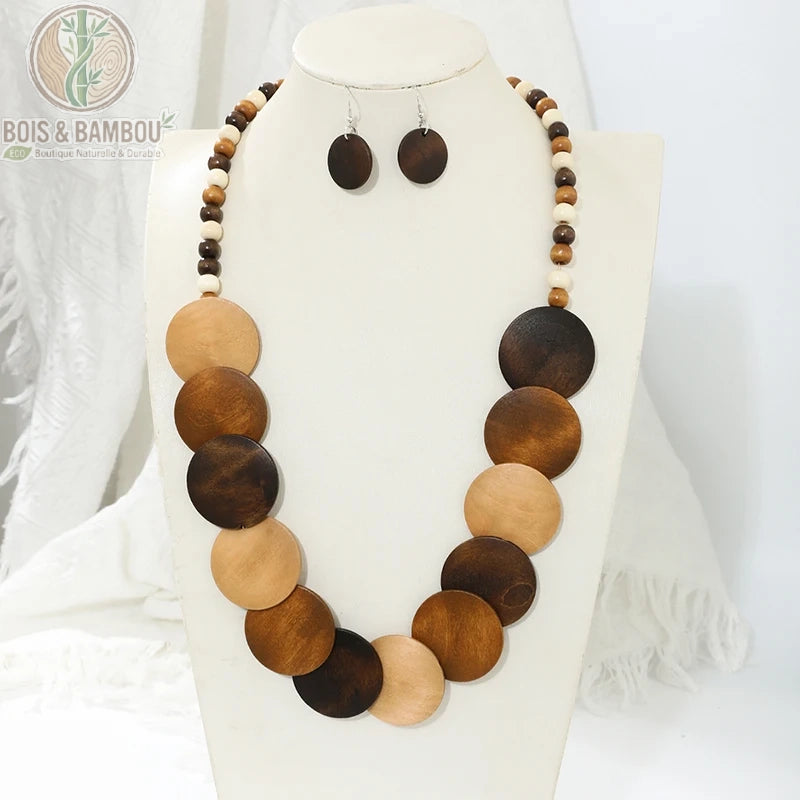 ensemble collier grands disques bois naturel beige marron boucles oreilles rondes sur présentoir